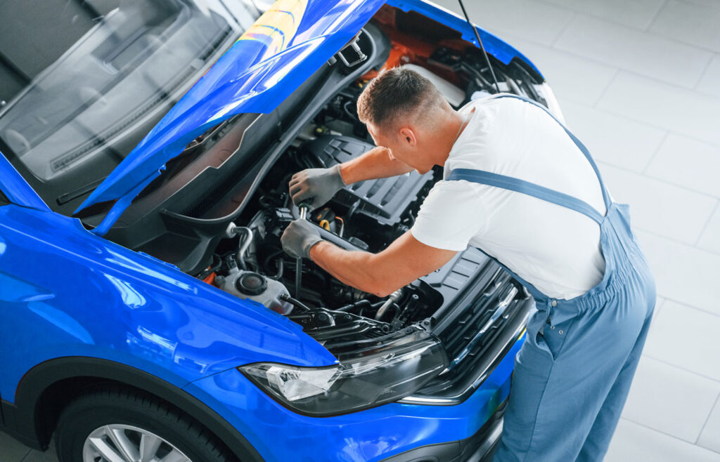 professional-service-man-in-uniform-is-repairing-2023-11-27-05-17-56-utc3.jpg